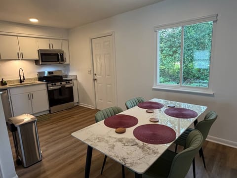 2BR 1.5BA New Condo Near Hospitals - Sleeps 5