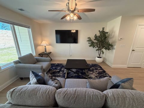 3BR 2.5BA Fort Jackson | Fast WiFi + Parking