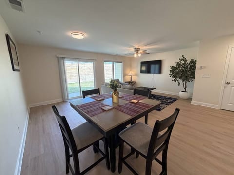 3BR 2.5BA Fort Jackson | Fast WiFi + Parking