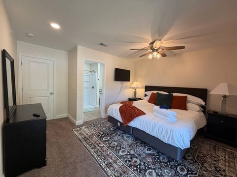 3BR 2.5BA Fort Jackson | Fast WiFi + Parking