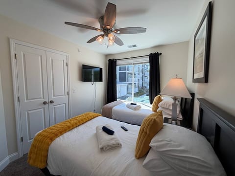 3BR 2.5BA Fort Jackson | Fast WiFi + Parking