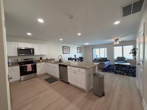 3BR 2.5BA Fort Jackson | Fast WiFi + Parking