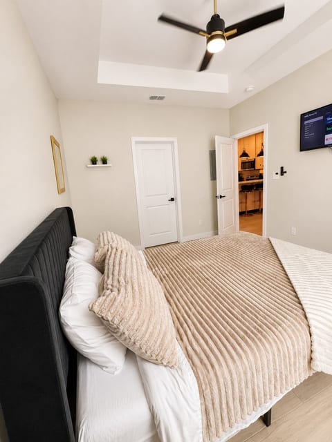 Gold'n Retreat | Elegant 3BR Apartment + Parking image 5