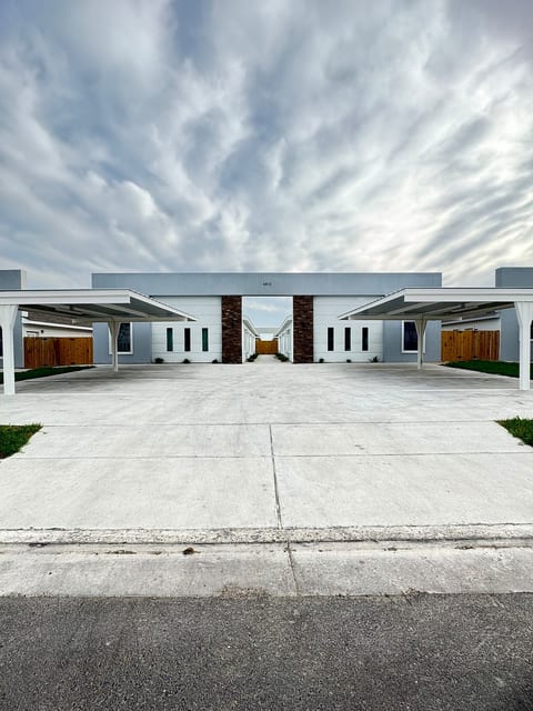 Gold'n Retreat | Elegant 3BR Apartment + Parking image 2
