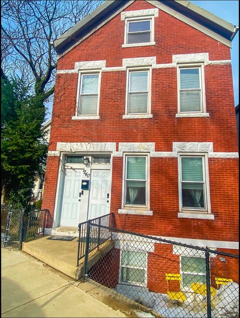Bright & Cozy 1 Bdrm • Free Parking image 3
