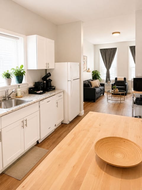 Bright & Cozy 1 Bdrm • Free Parking image 5