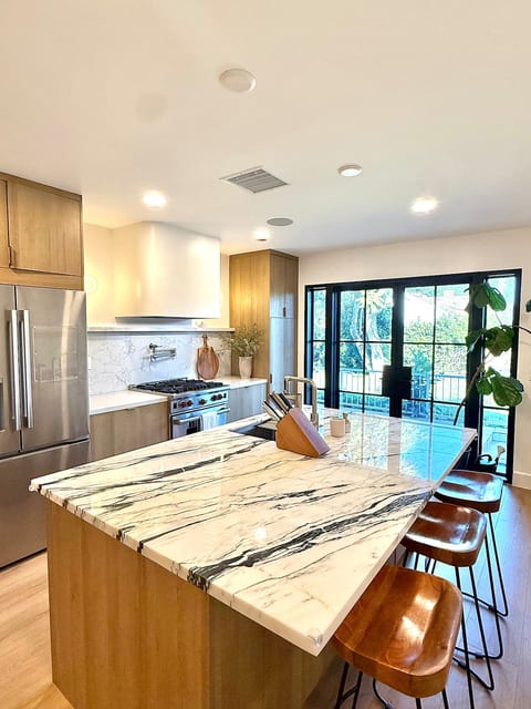 2026 luxury 2B2B single family home with big yard image 2