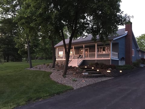 Sunset Beach house, relax on the porch and take in the great lake views!