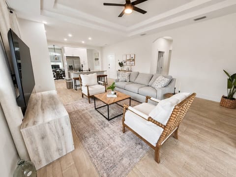 Raised Ceilings, Room darkening shades, and a modern, cozy feel with seating for up to 6! Fan has remote control with 3 settings & lights