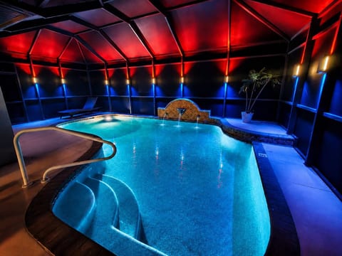 Our beautiful pool has fountains and sprayers with LED lights and 2 sun loungers to really enjoy your stay in privacy. The lush foliage around the entire pool deck allows complete tranquility!