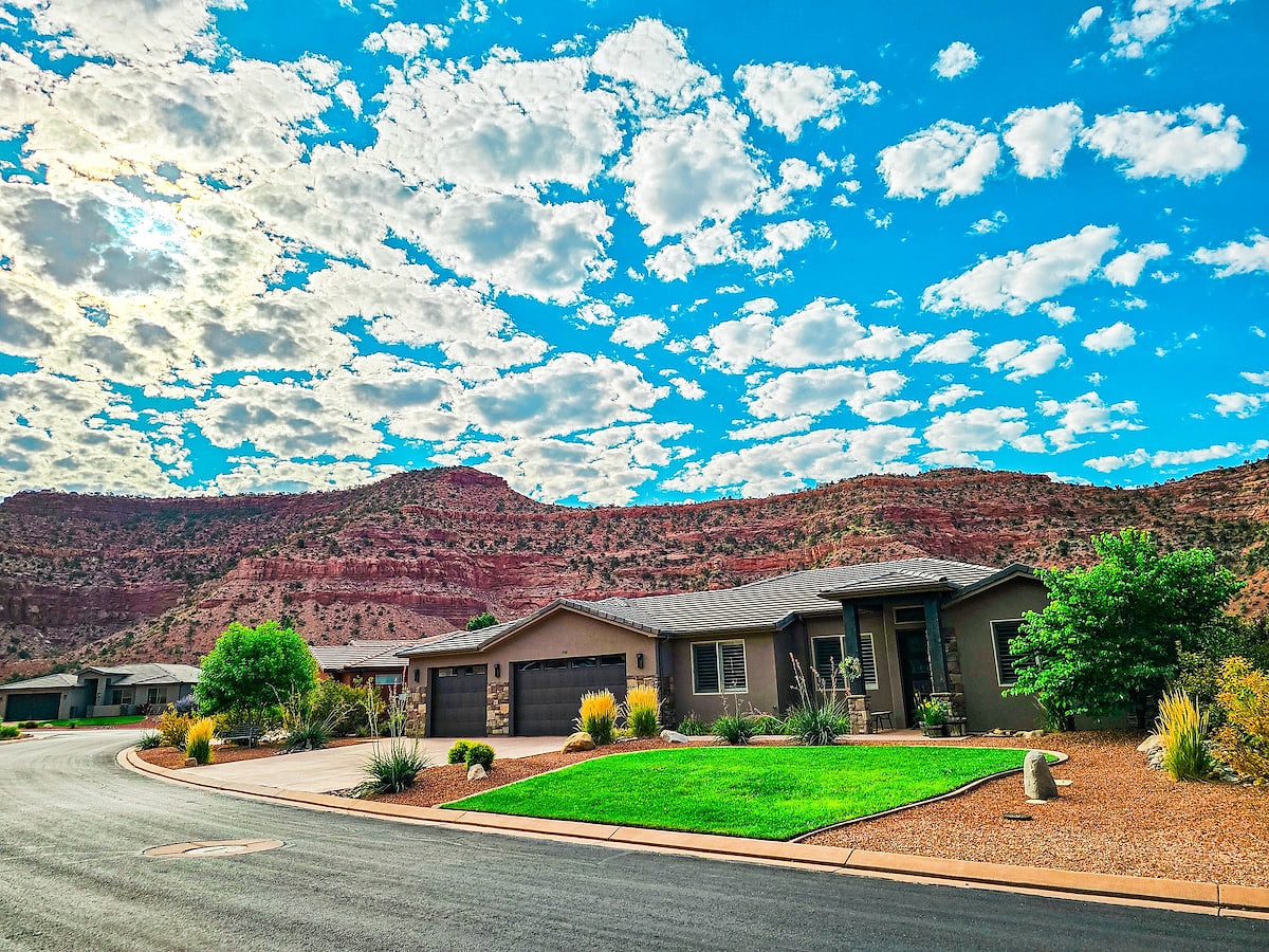 Quiet 5-Star near Zion 4BR 8 Guests Pool and Gym