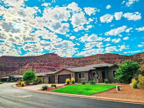 Quiet 5-Star near Zion 4BR 8 Guests Pool and Gym image 1