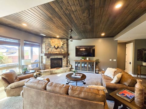 Quiet 5-Star near Zion 4BR 8 Guests Pool and Gym image 4
