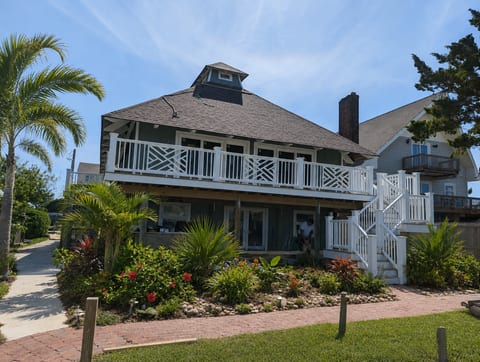 Tiki hut on the Sound - private Dock