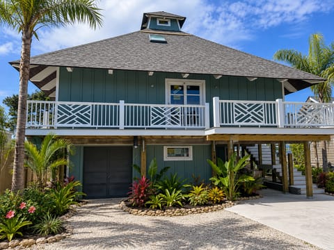 Tiki hut on the Sound - private Dock