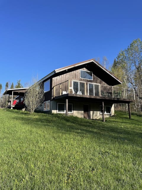 Scenic cabin on the edge of the Green Mountain National Forest with panoramic views.