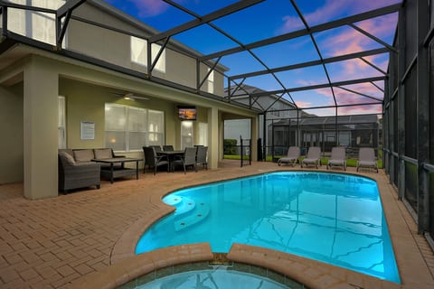 Magical Home: Private screened pool and spa at twilight