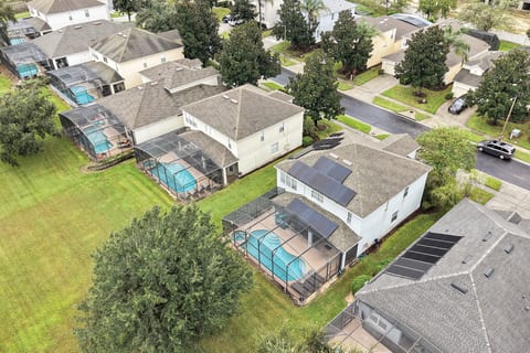 Twin Mansions: Aerial view of the homes and pools