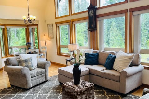 Lil Mountain Getaway - VIEWS, Hot Tub, EV Charger