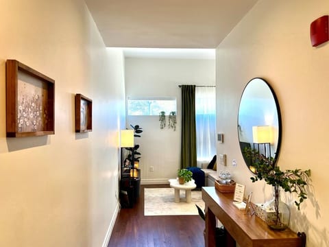 DTWN I Near Yale I King Bed I  Free Parking I Gym
