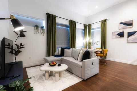 DTWN I Near Yale I King Bed I Free Parking I Gym