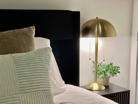 DTWN I Near Yale I King Bed I  Free Parking I Gym