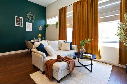 DTWN I Near Yale I King Bed I Free Parking I Gym