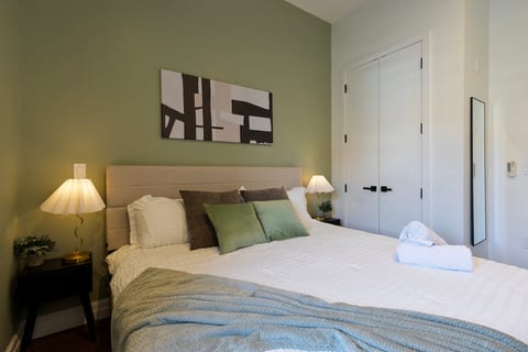 DTWN I Near Yale I King Bed I Free Parking I Gym