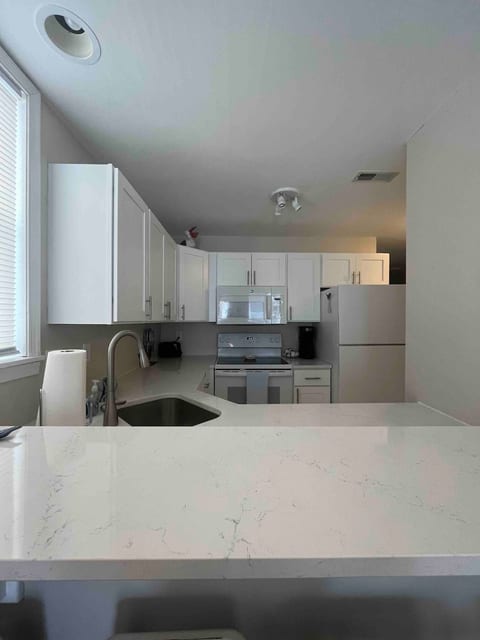 1st Floor Condo 2 BR 3 blocks to beach Sleeps 9 image 4