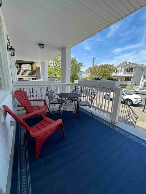 1st Floor Condo 2 BR 3 blocks to beach Sleeps 9 image 2