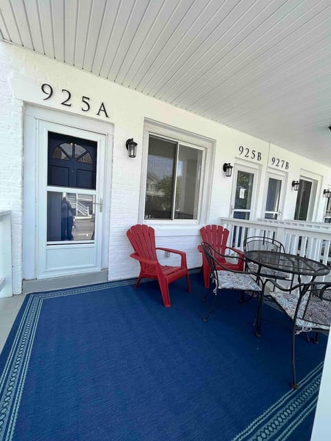 1st Floor Condo 2 BR 3 blocks to beach Sleeps 9 image 3
