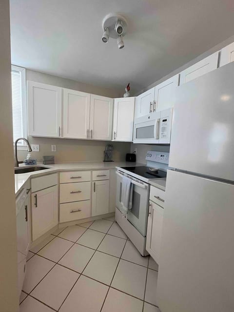 1st Floor Condo 2 BR 3 blocks to beach Sleeps 9 image 5