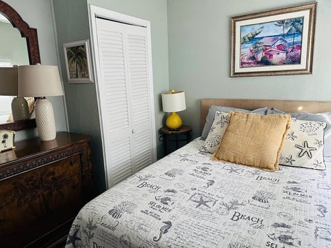 QUEEN BEDROOM WITH CLOSET, DRESSER , FLAT SCREEN TV WITH ROKU