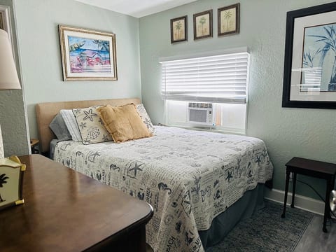 QUEEN BEDROOM WITH CLOSET, DRESSER , FLAT SCREEN TV WITH ROKU