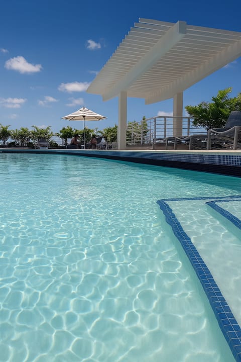 Rooftop Pool 2BR Design District + Free Parking