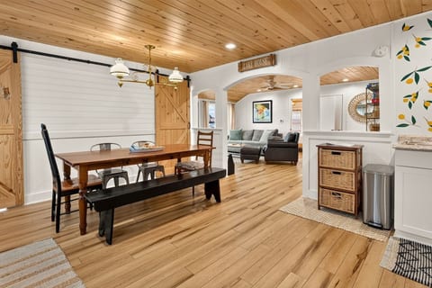 Captain's Quarters: Spacious eat-in kitchen area