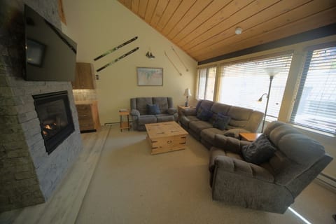 Loon Mtn 3BR: AC, Pool, Hot Tub, Family Getaway image 4