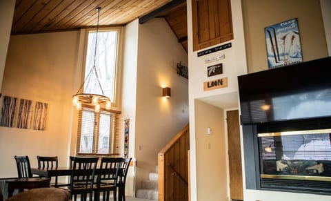 Loon Mtn 3BR: AC, Pool, Hot Tub, Family Getaway image 5