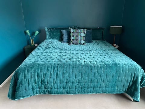 The Emerald Bedroom.
-King size Tuft & Needle non-toxic mattresses.
-Organic sheets, blankets, and bedding.
-Extra blankets and pillows.
-55" Roku TV.