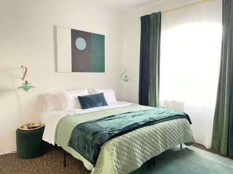Designer MCM style condo, 3 beds, 4 pools/spas