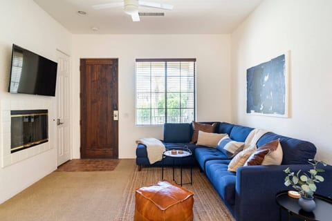 Designer Desert Condo! Pool/Hot Tub. Dogs Welcome!