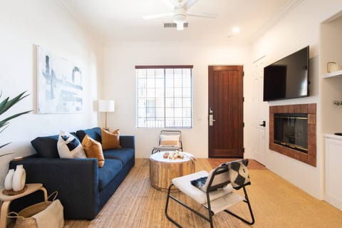 Designer Condo| 2 beds |Sleeps 4 | Dogs welcome!