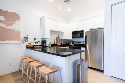Designer Condo| 2 beds |Sleeps 4 | Dogs welcome!