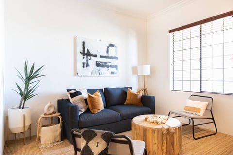 Designer Condo| 2 beds |Sleeps 4 | Dogs welcome!