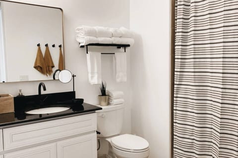 Designer Condo| 2 beds |Sleeps 4 | Dogs welcome!