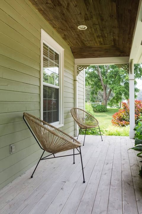 Centrally Located Picton - Private Backyard - BBQ