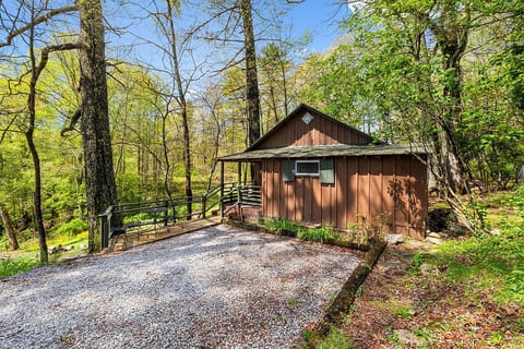 Linville Falls Summer Cottage - Pet Friendly image 3