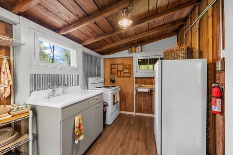 Linville Falls Summer Cottage - Pet Friendly image 5