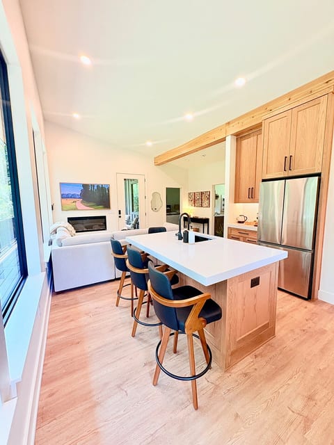 Luxury Modern Retreat | Walk2Shops | Hot Tub | EV