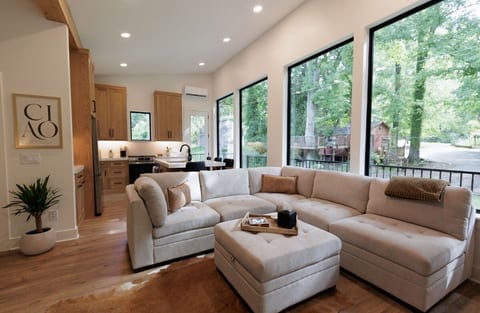 Luxury Modern Retreat | Walk2Shops | Hot Tub | EV
